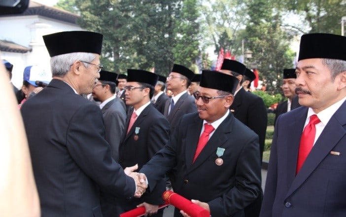 President Director Telin Receives Satyalencana Wira Karya Award from President SBY